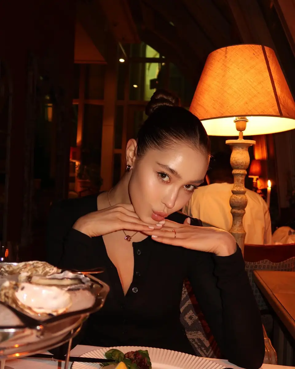 Elmira escort in Hong Kong